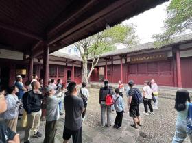 長?。骸巴⌒〖t”紅領巾講解員 助力文旅提升